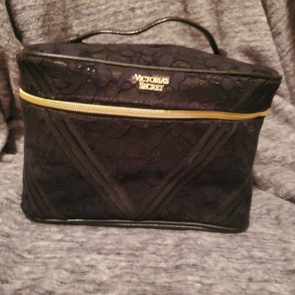 VS Floral Lace Runway Case